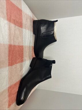 Josef SEIBEL “Chelsea”Black Leather Ankle Boots  Zip Closure size 37 or size 7
